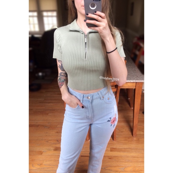 Vintage Tops - 🌿 Vtg 90’s Sage Green Zippered Crop Tee 🌿